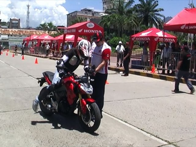  Honda presentó a la nueva moto CB190R en la plaza mayor de Tarapoto