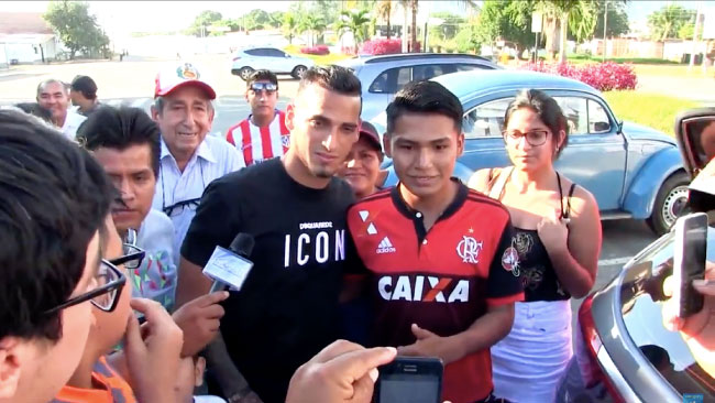  Miguel Trauco llega a Tarapoto y firma autógrafos para sus hinchas