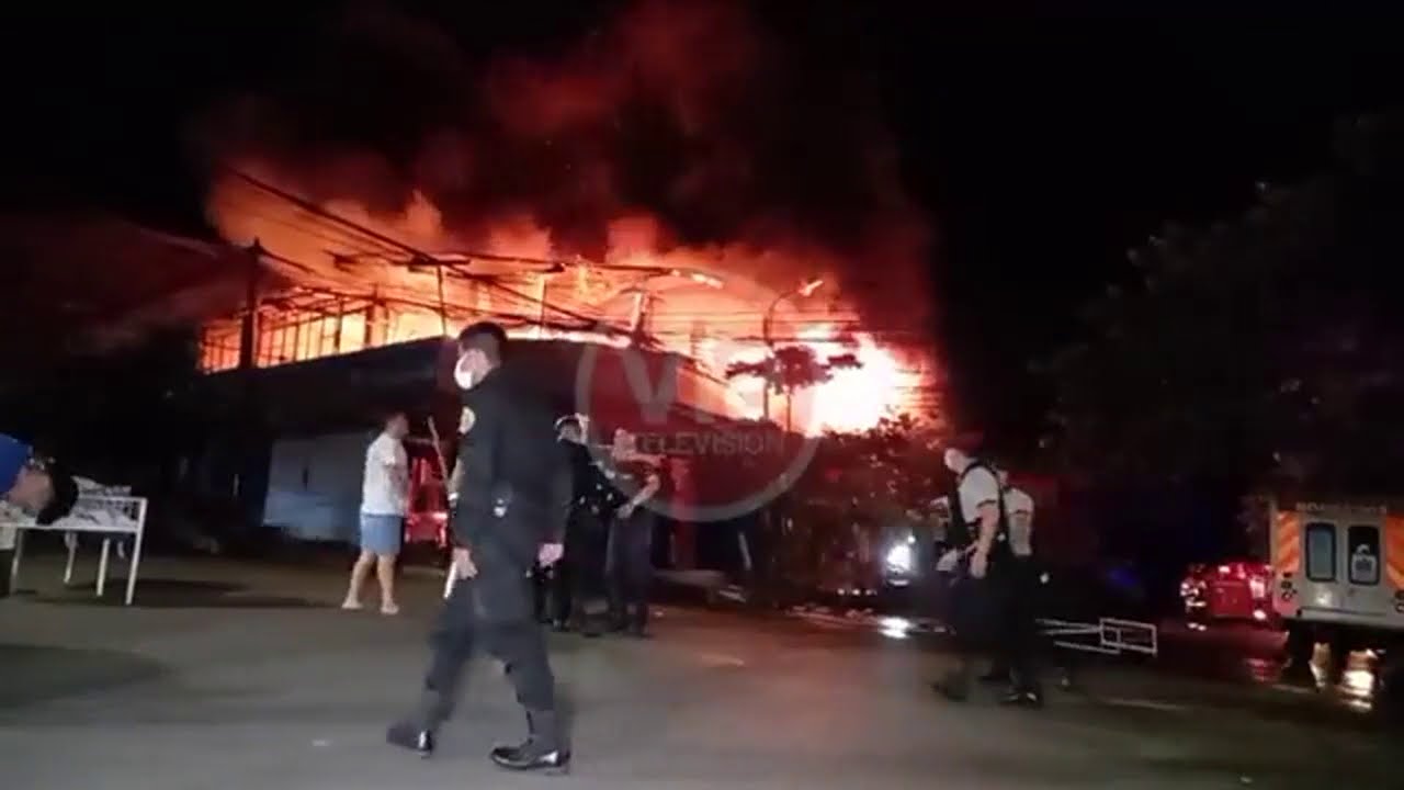  Consternación por incendio de gran magnitud en el barrio Comercio de Tarapoto.